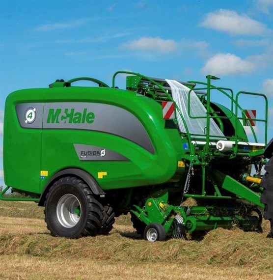 Ny McHale Fusion 4 hos Gunnarssons Maskin i RefteleMcHale Fusion har under lång tid varit förstavalet bland kombipressar för lantbrukare och entreprenörer runt om i världen. <br />
McHale presenterar den nya McHale Fusion 4-serien av kombipressar som består av McHale Fusion 4, McHale Fusion 4 Pro och McHale Fusion 4 Plus med mantelplastteknik.<br />
<br />
När man designade Fusion 4 var förarkomfort och användarvänlighet ledord i maskinens utveckling. <br />
Alla maskiner i Fusion 4-serien levererar ett antal nya funktioner, där Fusion 4 Pro och Fusion 4 Plus är ISOBUS-kompatibla, vilket gör att föraren kan uppleva den högsta nivån av <br />
kompabilitet och maskinprestanda.<br />
Med nya Fusion 4-serien introduceras vår mest avancerade pickup med förbättrad genomströmning, ökad baldensitet och snabbare inmatningskapacitet. <br />
Fokus har också lagts på förarkomfort samtidigt som man säkerställer att tillförlitligheten och den kraftiga maskinkonstruktionen som McHale är känt för kvarstår. <br />
<br />
Med utgångspunkt i detta rykte har McHale lagt till följande nya funktioner:<br />
Profi-Flo Pick-Up<br />
McHale har skapat sin högeffektiva pickup för Fusion 4-serien. Den nya Profi-Flo pickupen har utformats för ökat intag genom effektivare materialflöde och har konstruerats för att säkerställa<br />
att användaren arbetar med en högpresterande pickup som är designad för att passa olika arbetsförhållanden.<br />
Den nya trappformade inmatningen underlättar för materialet att flöda från pickupen, mot rotorn och in i balkammaren, vilket maximerar genomströmningen.<br />
För att minska underhållet är alla Profi-Flo pickups utrustade med en DH-drivlina som minskar kedjebelastningen och ökar kedjans livslängd.<br />
Det går att kan välja mellan en pickup med 5-pinnrader och kamkurva eller den kamlösa pickupen med 6-pinnrader, som har ökat i bredd.<br />
Bakom pickupen märks ett antal förändringar för att förbättra flödet av material in i kammaren.<br />
<br />
McHale har också introducerat auto-justerande inmatning som har utformats speciellt för att tillåta maskinen att automatiskt justera upp och ner efter förändringar i materialflödet.<br />
Utformningen av inmatningen har ett antal fördelar;<br />
• Den anpassar sig automatiskt till materialets volym vilket gör att maskinens kapacitet kan maximeras i både små och stora strängar.<br />
• Inmatningen justeras automatiskt så att maskinen bättre kan hantera ojämna strängar.<br />
• Bättre intag av material.<br />
• Mindre risk för stopp i inmatningen<br />
<br />
1000 RPM växellåda<br />
Alla maskiner i Fusion 4-serien är utrustade med en 540 rpm växellåda som standard.<br />
För att ytterligare förbättra maskinens prestanda finns en 1000 rpm växellåda som tillval vilken ger följande fördelar:<br />
• Växellådan på 1000 rpm resulterar i en ökning av kraftuttagsvarvtalet med ett avsevärt reducerat vridmoment.<br />
Detta minskar temporära belastningarna på drivlinan, vilket ger överbelastningsskyddet 10 % mer marginal och minskar därmed risken för stopp och ger mer genomströmning.<br />
• Möjligheten att välja 540 rpm (om tillgängligt) på traktorn för enklare omstarter.<br />
• Bättre bränsleekonomi uppnås tack vare lägre motorvarvtal genom att köra maskinen med det rekommenderade kraftuttagsvarvtalet på 890 rpm när man använder 1000 rpm växellådan.<br />
<br />
Andra nya funktioner i Fusion 4-serien av maskiner inkluderar:<br />
<br />
McHale Fusion 4-serien är utrustad med separata fett- och oljepumpar. <br />
Fettpumpen är kopplad till balstippens nedåtgående rörelse, medan oljepumpen är kopplad till balstippens uppåtgående rörelse.<br />
Detta säkerställer att fett och olja appliceras jämnt och kontinuerligt när maskinen arbetar.<br />
En större nät-/filmbroms har monterats på alla Fusion 4 Plus-maskiner som ger att 25 % mer stretch enkelt uppnås.<br />
Detta är särskilt effektivt när man arbetar i kallt väder med NRF som kräver en högre sträckprocent.<br />
Borstar på Cut & Hold Sliderna gör Fusion 4:s prestanda ännu mer tillförlitlig genom att minska friktionen för att eliminera plastslitage,<br />
särskilt i varma eller våta förhållanden.<br />
Cut & holds har också en hydraulisk kran för att låsa kniven och håll det i öppet läge för enkel och säker underhåll.<br />
En kontrollknappsats är monterad på baksidan av Fusion 4 Pro och Fusion 4 Plus så att operatören kan styra följande funktioner:<br />
• Positionering av försträckarna övre/nedre <br />
• Bakre omslagsrulle upp/ner<br />
• Start av inplastning / Paus<br />
• Cut and Hold<br />
• Arbetsbelysning<br />
• Två extra anpassningsbara knappar<br />
<br />
Alla maskiner i Fusion 4-serien har ökat Presstryck vilket resulterar i en mer välformad och balar med högre densitet.<br />
<br />
Ny panelbelysning har lagts till på McHale Fusion 4 Pro och Fusion 4 Plus för att underlätta när föraren byter filmrullar när det är mörkt. <br />
Dessa lampor är snyggt monterade under maskinernas sidopaneler och kan tändas/släckas från kontrollkonsolen eller den bakre knappsatsen på maskinen.<br />
<br />
Beroende på maskinspecifikation finns det ett antal ytterligare tillval tillgängliga för maskiner i McHale Fusion 4-serien, inklusive:<br />
Valbara knivar, NRF/nätlastningsanordning, balställare och balvägnings- och fuktsystem.<br />
<br />
ISOBUS-kompatibilitet<br />
Alla McHale Fusion 4 Pro och Fusion 4 Plus-maskiner är ISOBUS-kompatibla som standard.<br />
McHale ISOBUS-maskiner kan kopplas in i vilken ISOBUS-traktoranslutning som helst och manövreras via traktorns egen terminal i hytten.<br />
För att köra en ISOBUS-styrd maskin med en traktor som inte är ISOBUS-kompatibel görs det genom<br />
McHale ISO-PLAY 7 eller ISO-PLAY 12-konsolen som finns som tillval.<br />
För att göra detta krävs en extra kabelsats för traktorn.<br />
<br />
Kommer våren 2023, passa på att boka redan nu.